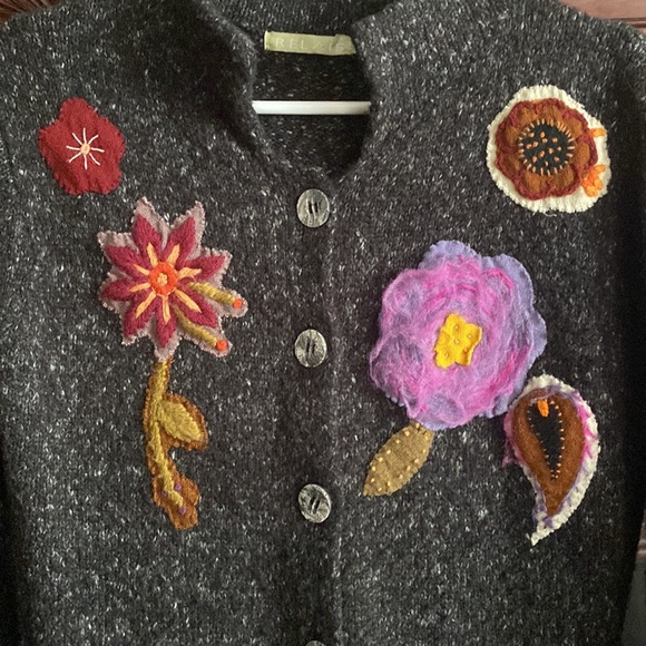 Gorgeous Long Nubby Grey Sweater Crocheted Floral Layered Appliqués Embroidery - Picture 2 of 5